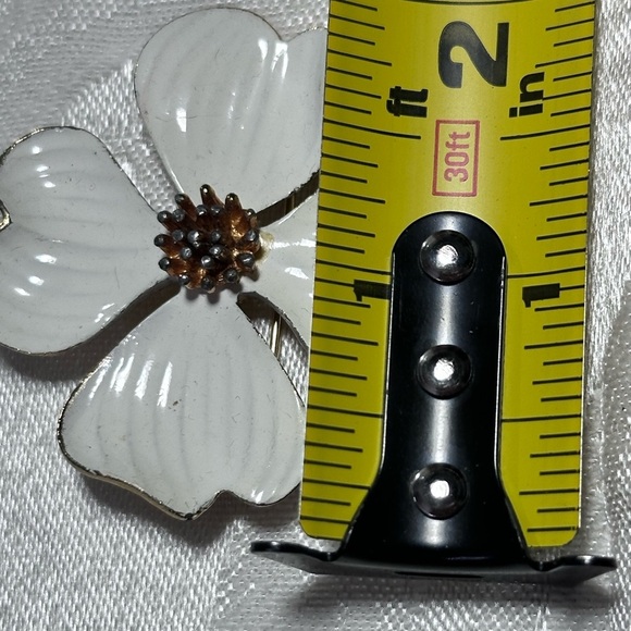 Vintage White Dogwood Floral Brooch Enamel Vintage 5423 B - Picture 6 of 7